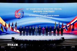Thủ tướng Malaysia, Anwar Ibrahim (thứ sáu từ bên trái) chụp ảnh chung cùng các Bộ trưởng Ngoại giao ASEAN, Timor Leste và Tổng thư ký ASEAN, Tiến sỹ Kao Kim Hourn tại lễ khai mạc AMM-58. (Ảnh: TTXVN phát)