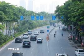 Ngày đầu tiên thực hiện phân làn đường Võ Chí Công, người điều khiển phương tiện thực hiện khá tốt khi tham gia giao thông trên tuyến. (Ảnh: Quốc Khánh/TTXVN)