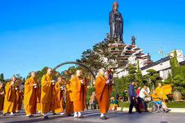 Các nghi thức Phật giáo được cử hành trang trọng, cầu quốc thái dân an trên đỉnh núi Bà Đen. (Ảnh: Minh Phú/TTXVN)