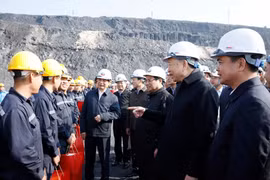 Tổng Bí thư Tô Lâm, Thủ tướng Phạm Minh Chính thăm, động viên cán bộ, công nhân trực tiếp sản xuất tại Công ty Cổ phần Than Đèo Nai-Cọc sáu, Tập đoàn Công nghiệp Than và Khoáng sản Việt Nam, tại tỉnh Quảng Ninh. (Ảnh: Thống Nhất/TTXVN)