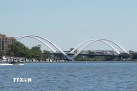 Cầu dây văng Frederick Douglass Memorial nằm gần nơi sông Anacostia hợp lưu với sông Potomac, góp phần định hình mạng lưới giao thông ven sông và cảnh quan đô thị phía nam Washington D.C. (Ảnh: Ngọc Quang/TTXVN)