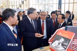 Tổng Bí thư Tô Lâm tham quan không gian trưng bày sách tại Hội nghị toàn quốc tổng kết công tác Tuyên giáo và Dân vận năm 2025, triển khai nhiệm vụ năm 2026, sáng 19/12/2025, tại Hà Nội. Hội nghị được triển khai bằng hình thức trực tiếp kết hợp trực tuyến đến 35 điểm cầu các tỉnh ủy, thành ủy với hơn 3000 đại biểu tham dự. (Ảnh: Thống Nhất/TTXVN)