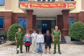 Hai cháu V.T.S và G.T.P được lực lượng Công an bàn giao an toàn cho gia đình. (Ảnh: TTXVN phát)