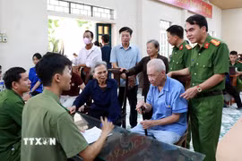 Lãnh đạo Công an tỉnh, xã Vạn Thắng (Ninh Bình) đôn đốc công tác lấy mẫu ADN thân nhân liệt sỹ. (Ảnh Nguyễn Lành/TTXVN)