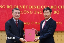 Đồng chí Lê Minh Hưng, Ủy viên Bộ Chính trị, Bí thư Trung ương Đảng, Trưởng Ban Tổ chức Trung ương trao Quyết định cho đồng chí Nguyễn Thành Tâm. (Ảnh: TTXVN)