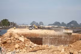 Nhà thầu huy động máy móc thiết bị thi công tuyến đường Vũng Đục-Cẩm Sơn (giai đoạn 2). (Ảnh: Cổng Thông tin Điện tử tỉnh Quảng Ninh)