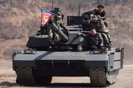 Ông Kim Jong Un, con gái ông và các quan chức cấp cao của Triều Tiên đang ngồi trên một chiếc xe tăng chiến đấu mới. (Ảnh: KCNA)