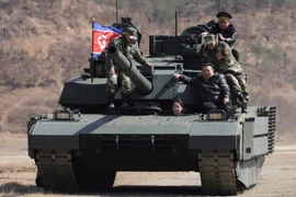 Ông Kim Jong Un, con gái ông và các quan chức cấp cao của Triều Tiên đang ngồi trên một chiếc xe tăng chiến đấu mới. (Ảnh: KCNA)