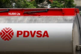 Logo của công ty dầu khí nhà nước Venezuela PDVSA trên một xe bồn chở nhiên liệu. (Ảnh: Reuters)