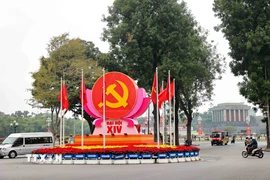 Biểu tượng búa liềm, cờ Đảng, cờ Tổ quốc được bố trí trang trọng tại nút giao Điện Biên Phủ - Độc Lập - Chu Văn An, chào mừng Đại hội đại biểu toàn quốc lần thứ XIV của Đảng. (Ảnh: Vũ Quang/TTXVN)