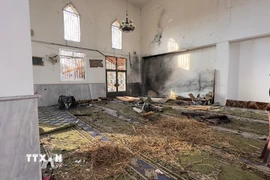 Hiện trường vụ nổ bên trong đền thờ Hồi giáo ở Wadi al-Dhahab, khu lân cận thành phố Homs, miền Trung Syria ngày 26/12/2025. (Ảnh: THX/TTXVN)