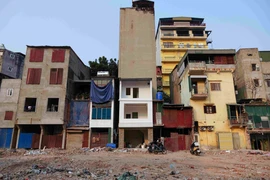 Những ngôi nhà trên phố Đê La Thành đang được người dân hối hả sửa sang mở mặt tiền mới. (Ảnh: Vũ Quang/TTXVN)