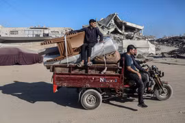 Người dân rời bỏ nhà cửa để tránh xung đột tại Dải Gaza. (Ảnh: THX/TTXVN)