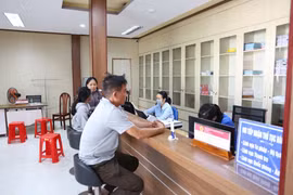Tiếp nhận thủ tục hành chính tại Trung tâm hành chính công xã Trà Cú. (Ảnh: Cổng Thông tin điện tử tỉnh Vĩnh Long)