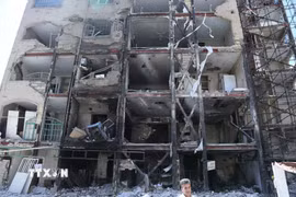 Tòa nhà bị phá hủy sau cuộc không kích của Mỹ và Israel tại Tehran, Iran. (Ảnh: THX/TTXVN)