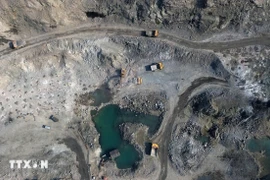 Hoạt động khai thác quặng lộ thiên tại khai trường Chi nhánh Mỏ tuyển đồng Sin Quyền Lào Cai-Vimico. (Ảnh: Quốc Khánh/TTXVN)