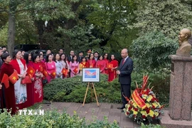 Đại sứ Đinh Toàn Thắng và cán bộ, nhân viên các cơ quan đại diện Việt Nam tại Pháp cùng nhau ôn lại ý nghĩa lịch sử của ngày Quốc khánh và những ký ức về cuộc đời hoạt động cách mạng của Bác tại Pháp. (Ảnh: Đào Dũng/TTXVN)