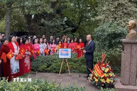 Đại sứ Đinh Toàn Thắng và cán bộ, nhân viên các cơ quan đại diện Việt Nam tại Pháp cùng nhau ôn lại ý nghĩa lịch sử của ngày Quốc khánh và những ký ức về cuộc đời hoạt động cách mạng của Bác tại Pháp. (Ảnh: Đào Dũng/TTXVN)