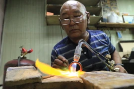 Thầy Sat là một nghệ nhân tài hoa, ông giỏi mọi ngón nghề thủ công truyền thống của địa phương. (Ảnh: Trần Hiếu/Vietnam+)