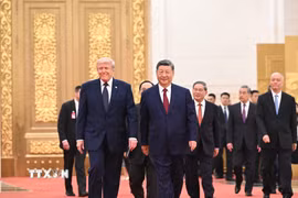 Chủ tịch Trung Quốc Tập Cận Bình (phải, phía trước) chủ trì tiệc chiêu đãi Tổng thống Mỹ Donald Trump (trái, phía trước) đang ở thăm Bắc Kinh, ngày 14/5/2026. (Ảnh: THX/TTXVN)