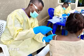 Nhân viên y tế tiêm vaccine phòng Ebola cho người dân tại Bắc Kivu, CHDC Congo. (Ảnh: THX/TTXVN)