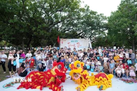 Cộng đồng người Việt tại Nhật Bản quây quần trong dịp Tết Trung thu. (Ản minh họa. Phạm Tuân/TTXVN)