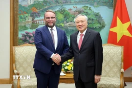 Phó Thủ tướng Thường trực Nguyễn Hòa Bình tiếp Bộ trưởng Khoa học, Nghiên cứu và Nghệ thuật, Văn hóa bang Hessen (Cộng hòa Liên bang Đức) Timon Gremmels. (Ảnh: Phạm Kiên/TTXVN)