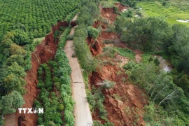 Tuyến đường vận hành Trạm OPY 500kV Ia Ly bị sạt lở nghiêm trọng. (Ảnh: Hoài Nam/TTXVN)