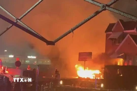 Khói lửa bốc lên tại hiện trường máy bay cứu thương rơi ở Philadelphia, Pennsylvania (Mỹ) ngày 31/1/2025. (Ảnh: CBS NEWS/TTXVN)