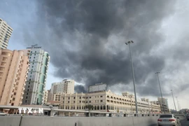 Khói bốc lên sau cuộc tấn công của Iran nhằm vào trụ sở Hạm đội thứ 5 của Mỹ ở Manama, Bahrain ngày 28/2/2026. (Ảnh: AA/TTXVN)