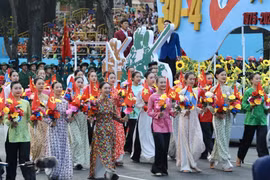 Chương trình biểu diễn nghệ thuật của lực lượng văn nghệ sỹ Thành phố Hồ Chí Minh tại kỷ niệm 50 năm Giải phóng miền Nam, thống nhất đất nước. (Ảnh: Thanh Vũ/TTXVN)
