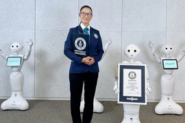 Robot Pepper nhận chứng nhận kỷ lục Guinness. (Ảnh: Kyodo)