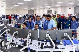 Lãnh đạo PV Power cùng các kỹ sư chính thức vận hành Nhà máy điện Nhơn Trạch 3 hòa lưới điện quốc gia. (Ảnh: TTXVN phát)