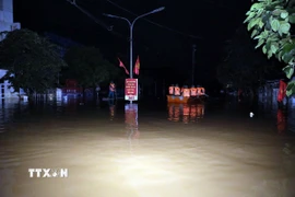 Lực lượng cán bộ chiến sỹ Bộ Chỉ huy Quân sự tỉnh Lạng Sơn và Quân khu 1 thường trực tại xã Thất Khê, tỉnh Lạng Sơn trong đêm để hỗ trợ nhân dân. (Ảnh: Văn Đạt/TTXVN)