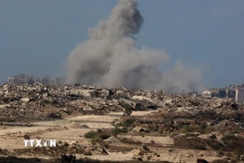 Khói bốc lên sau cuộc không kích của Israel tại Gaza. (Ảnh: THX/TTXVN)