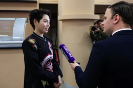 Ca sỹ Đức Phúc trả lời phỏng vấn báo chí tại lễ bốc thăm thứ tự trình diễn tại Intervision 2025. (Ảnh: Báo Văn hóa)