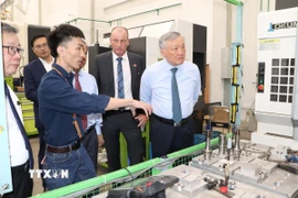 Phó Thủ tướng thường trực Nguyễn Hòa Bình thăm phòng kỹ thuật của Trường Đại học Việt Đức. (Ảnh: Văn Hướng/TTXVN)