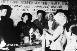 Phối hợp với du kích, bất chấp sự kìm kẹp của quân ngụy, đồng bào ấp chiến lược ở Lào Táo (Trung Hòa, Củ Chi) nổi dậy, phá ấp, đốt cờ ngụy. (Ảnh: TTXVN)
