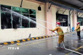 Đám cháy được các lực lượng chữa cháy dập tắt. (Ảnh: Giang Phương/TTXVN)
