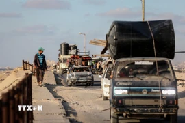 Người dân rời bỏ nhà cửa để tránh xung đột tại Dải Gaza. (Ảnh: THX/TTXVN)