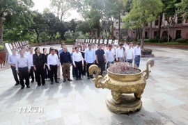 Đoàn công tác của Ban Nội chính Trung ương và lãnh đạo tỉnh Sơn la dâng hương tưởng nhớ các anh hùng liệt sĩ tại Nghĩa trang liệt sĩ Nhà tù Sơn La. (Ảnh: Quang Quyết/TTXVN)
