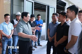 Thủ tướng Phạm Minh Chính nói chuyện với cư dân, người lao động tại khu nhà ở xã hội trong dự án khu đô thị Ecogarden. (Ảnh: Dương Giang/TTXVN)