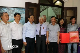 Phó Thủ tướng Bùi Thanh Sơn chụp ảnh cùng gia đình ông Nguyễn Văn Tiên (sinh năm 1926, trú phường Thuận Hoá), nguyên Trưởng phòng Kế toán Ngân hàng Thừa Thiên, Chánh thanh tra Ngân hàng Bình Trị Thiên. (Ảnh: Văn Dũng/TTXVN)