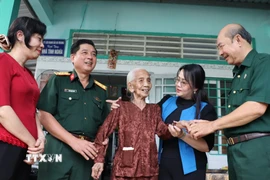 Lãnh đạo Bộ Chỉ huy Quân sự, các đoàn thể thành phố Cần Thơ thăm hỏi Mẹ Việt Nam anh hùng Trần Thị Hai (phường Hưng Phú). (Ảnh: Hồng Thái/TTXVN)