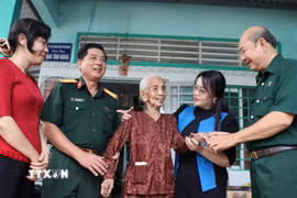 Lãnh đạo Bộ Chỉ huy Quân sự, các đoàn thể thành phố Cần Thơ thăm hỏi Mẹ Việt Nam anh hùng Trần Thị Hai (phường Hưng Phú). (Ảnh: Hồng Thái/TTXVN)