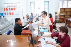 Công tác tiếp nhận, giải quyết thủ tục hành chính theo cơ chế “một cửa”, “một cửa liên thông” tại Trung tâm phục vụ Hành chính công xã Tân Đông, tỉnh Tây Ninh. (Ảnh: Giang Phương/TTXVN)