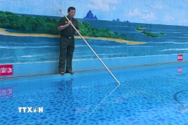 Thương binh, Phạm Quang Dương, phường Điện Biên Phủ (tỉnh Điện Biên) phát triển kinh tế với mô hình xây dựng bể bơi và cơ sở giáo dục mầm non tư thục mỗi năm cho thu nhập từ 900 triệu đến 1 tỷ đồng. (Ảnh: Phan Quân/TTXVN)