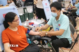 Đông đảo đoàn viên, người lao động Thành phố Hồ Chí Minh tham gia hiến máu tình nguyện sau lễ phát động. (Ảnh: Thanh Vũ/TTXVN)