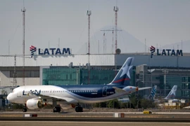 Máy bay của hãng hàng không Latam tại sân bay quốc tế Santiago, Chile. (Ảnh: AFP/ TTXVN)