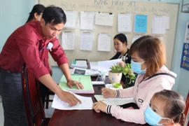 Thực hiện thủ tục hành chính tại bộ phận một cửa của cơ quan nhà nước trên địa bàn huyện Mộc Hóa. (Ảnh: Cổng Thông tin Điện tử tỉnh Long An)